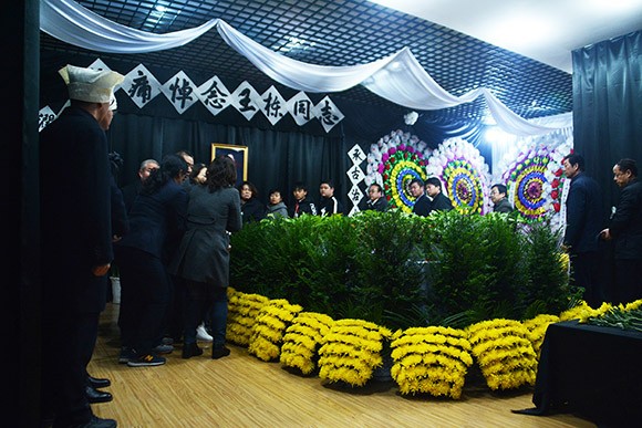 威廉希尔williamhill节水首创人王栋遗体离别仪式在酒泉举行 - 威廉希尔williamhill新闻 - 新闻中心 - nbsp,王栋,父亲,我们,甘肃省,节水,威廉希尔williamhill,同志,中国