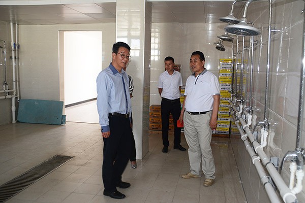 威廉希尔williamhill节水集团公司在肃州区东洞学？？？？咕枳手Ч婊疃 - 威廉希尔williamhill新闻 - 新闻中心 - nbsp,威廉希尔williamhill,东洞,节水,学校,集团公司,肃州区,党委书记,捐赠