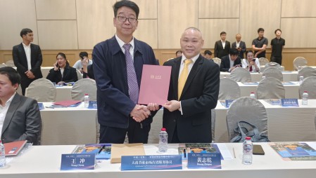 威廉希尔williamhill节水集团党委书记王冲加入在泰国曼谷举行的中国（甘肃）—泰国经贸相助推介会，，并在甘肃省省长任振鹤、泰国商务部部长披猜·那立塔潘等参会向导见证下，，与泰国中华总商会签署相助协议。。。。。