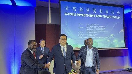 在甘肃省委书记、省人大常委会主任胡昌升见证下，，威廉希尔williamhill节水集团在南非约翰内斯堡与东南非农业相助同盟、南非浇灌生长局、中国收支口银行甘肃分行等多家机构签署相助协议。。。。。